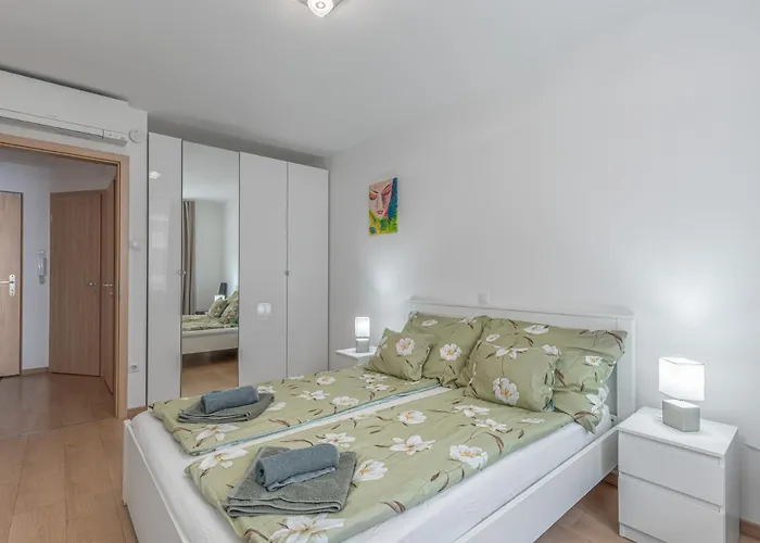 Maria's Family With Free Parking *